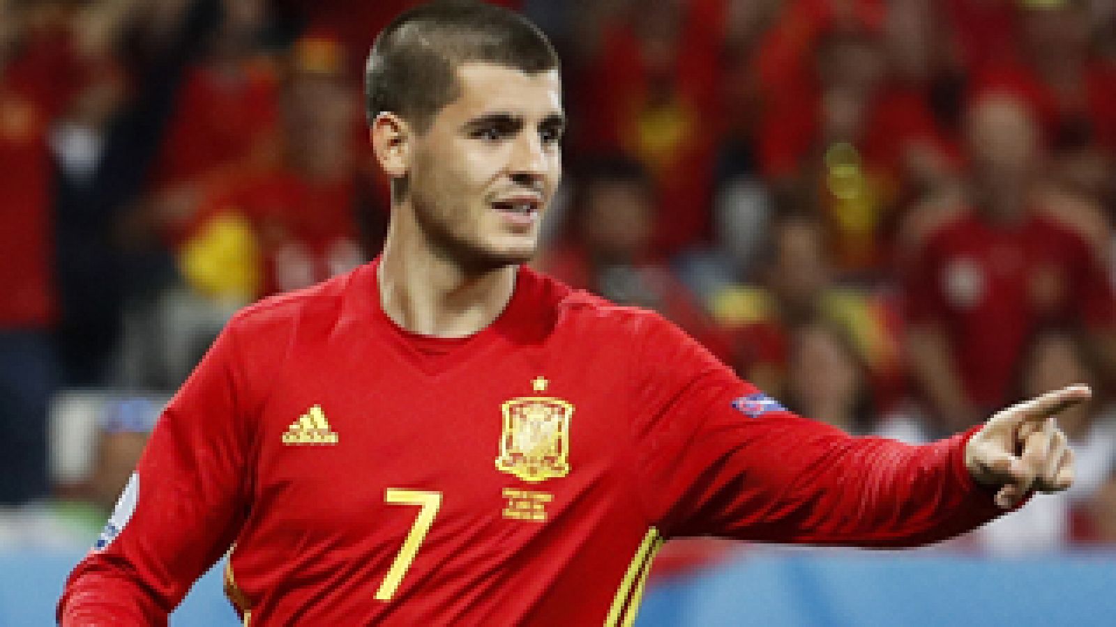 Morata abre la cuenta para España al peinar a la red un centro de Nolito.