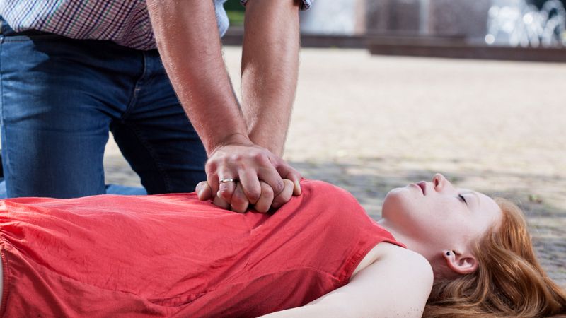 Esto me suena. Las tardes del Ciudadano García - Cómo hacer bien una reanimación cardiopulmonar