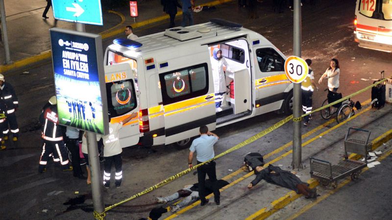 Las mañanas de RNE - Atentado Estambul - "Nos escondimos en los conductos del aire acondicionado durante una hora y media"