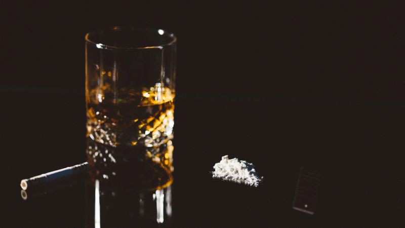 Entre paréntesis - El alcohol y la cocaína, las sustancias más consumidas - Escuchar ahora