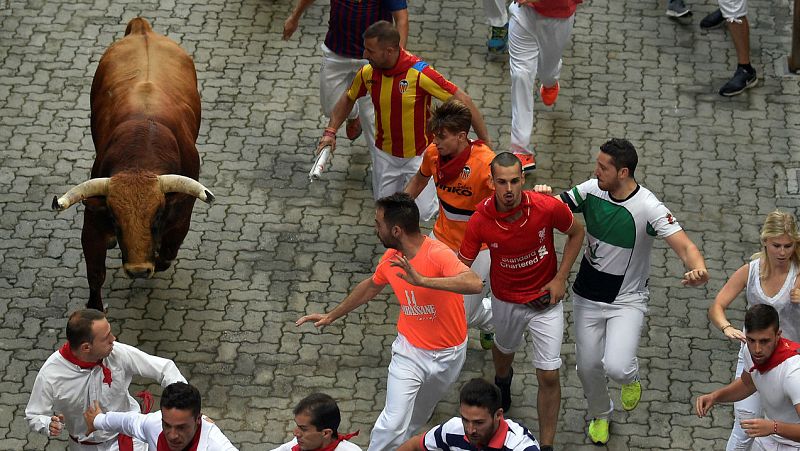 Dos heridos graves en el cuarto encierro - Escuchar ahora