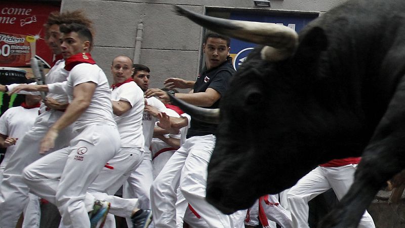 Sanfermines 2016 - R�pido pen�ltimo encierro con la manada disgregada - Escuchar todo