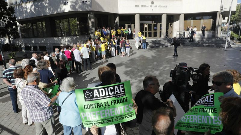 Boletines RNE - Comienza el juicio de los afectados por la venta masiva y sin control de preferentes de Caja Madrid