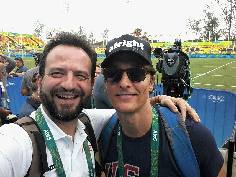 "Hola Radio Nacional de España". Entrevistamos a Matthew McConaughey en el campo de Rugby 7