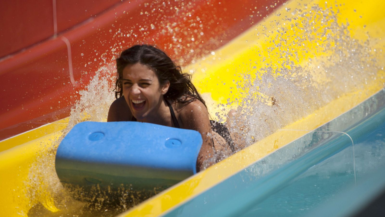 España vuelta y vuelta - Un paseo por los más de 50 parques de atracciones de España - Escuchar ahora