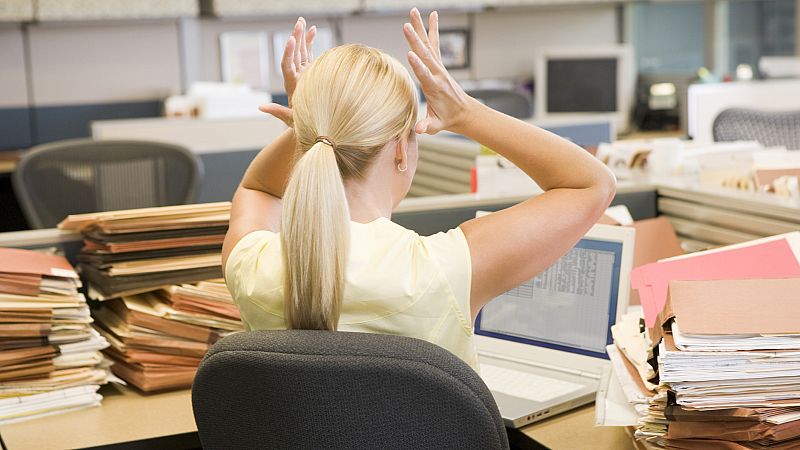 Diez minutos bien empleados - Horas extras sin pagar: ¿Práctica en aumento? - 12/09/16