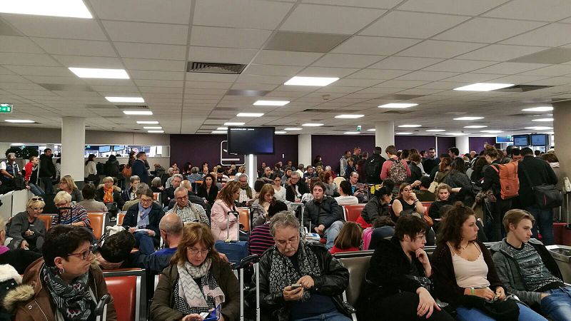 Una española en Orly: "Nos dijeron que fuésemos al fondo de la sala"