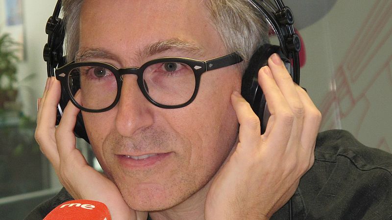 No es un día cualquiera - Entrevista a David Trueba: "Las emociones y los ideales nos convierten en objetos muy peligrosos" - Escuchar ahora