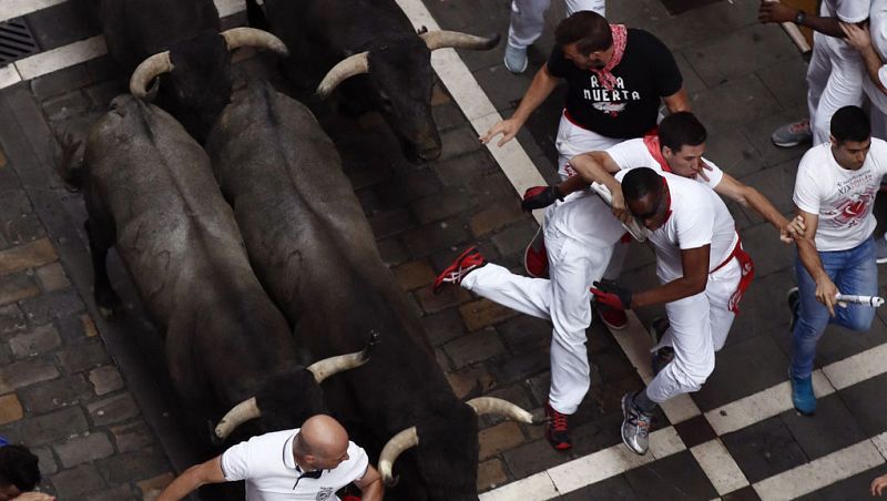 Sanfermines 2017 - Segundo encierro largo con un toro de José Escolar vuelto - 08/07/17