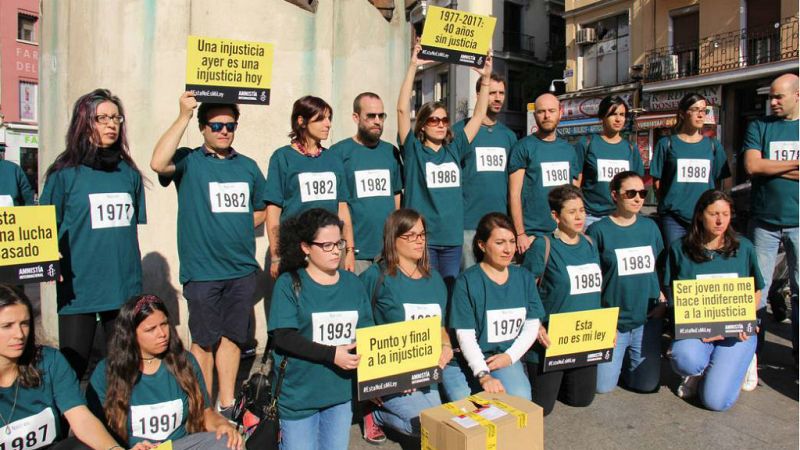 Entre paréntesis - 200.000 firmas contra la ley de Amnistía de 1977 - Escuchar ahora