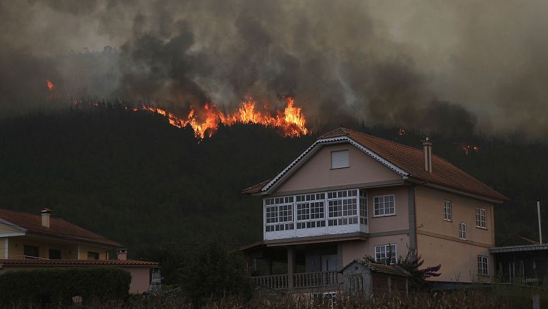 Boletines RNE - Galicia y Asturias elevan nivel de alerta por los incendios declarados en sus territorios - Escuchar ahora