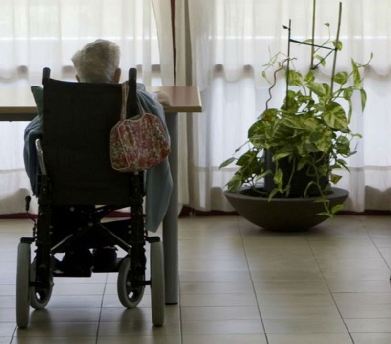 Entre paréntesis - Stop a las malas prácticas en las residencias de ancianos - Escuchar ahora
