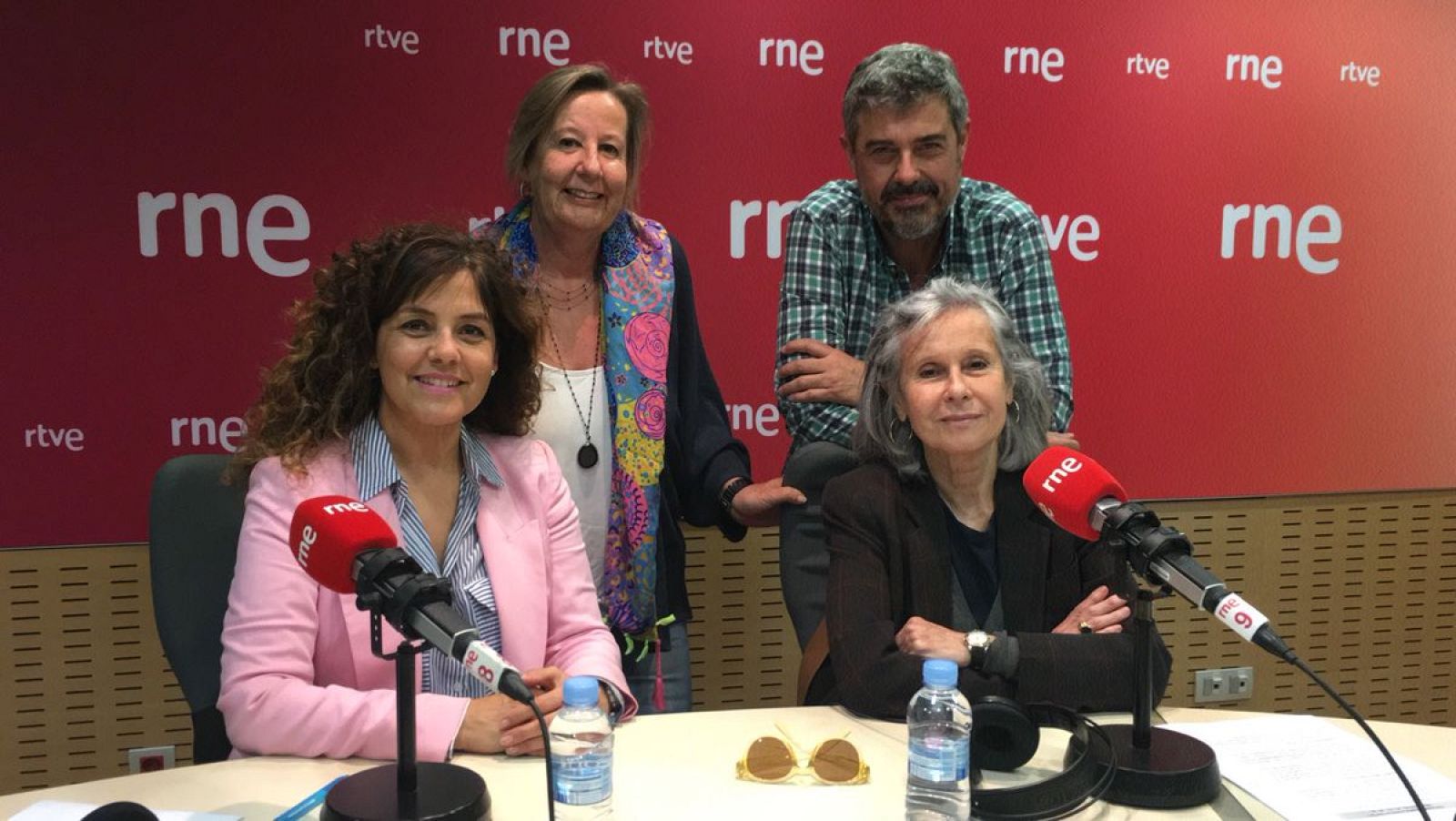 Anem de tarda - 19 d'abril de 2018. 2a. hora. Tertúlia periodista i escriptora Susana Frouchtman, Directora de 'La Granja' Cristina Gutiérrez, Margaret Cruellas, directora de l'escola Jardí de Granollers. i  'Bull'  alTeatre Villarroel