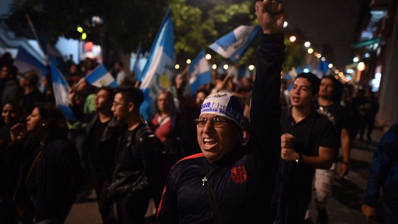 Protestas en Guatemala por la gestión de la crisis tras la erupción del volcán de Fuego