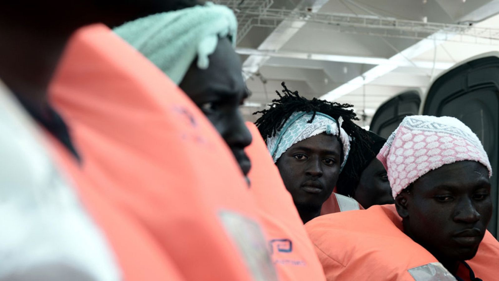 Las mañanas de RNE - Al menos dos personas murieron durante el rescate al Aquarius - Escuchar ahora