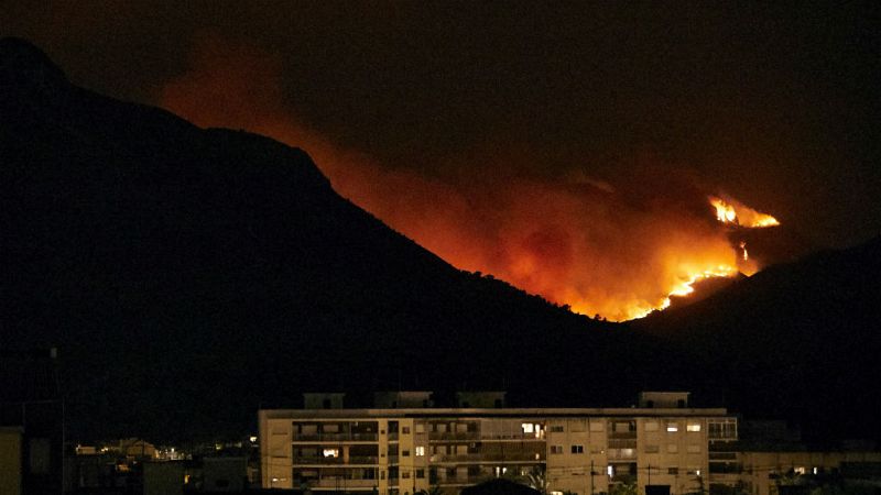 Las mañanas de RNE - Continúa descontrolado el incendio de Llutxent que amenaza Gandía - Escuchar ahora