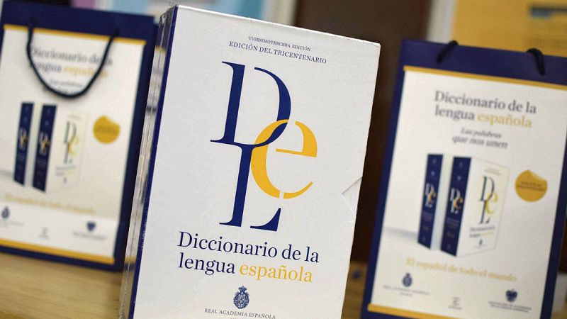14 horas - La caída en las ventas del diccionario en papel ponen en peligro la financiación de la RAE