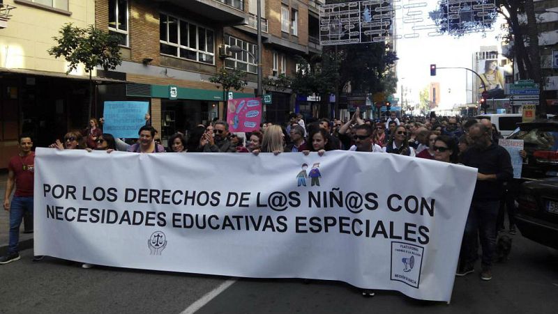 Manifestación en Murcia por los niños con necesidades especiales - Escuchar ahora