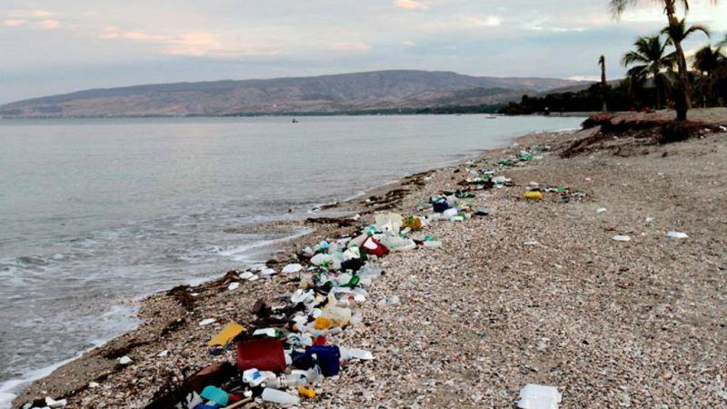 Radio 5 Actualidad - La contaminación por plásticos, un problema grave que hay que solucionar - Escuchar ahora