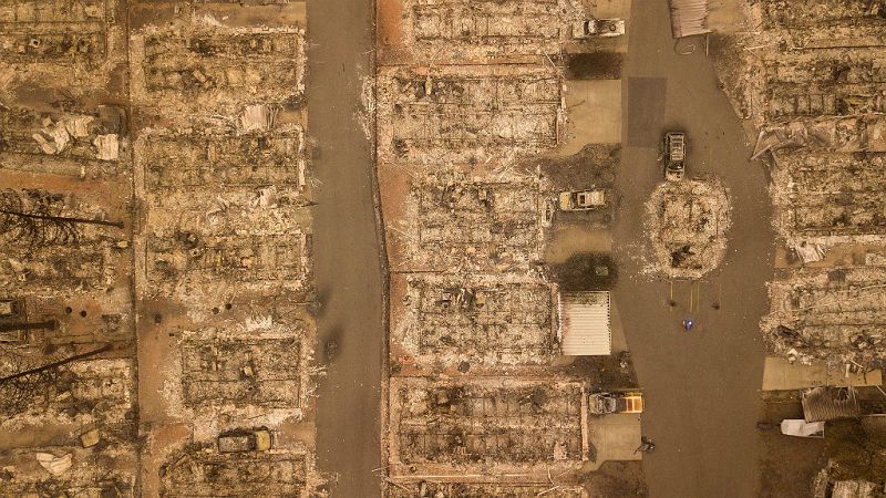 14 horas - Buscan a decenas de desaparecidos tras los incendios de California