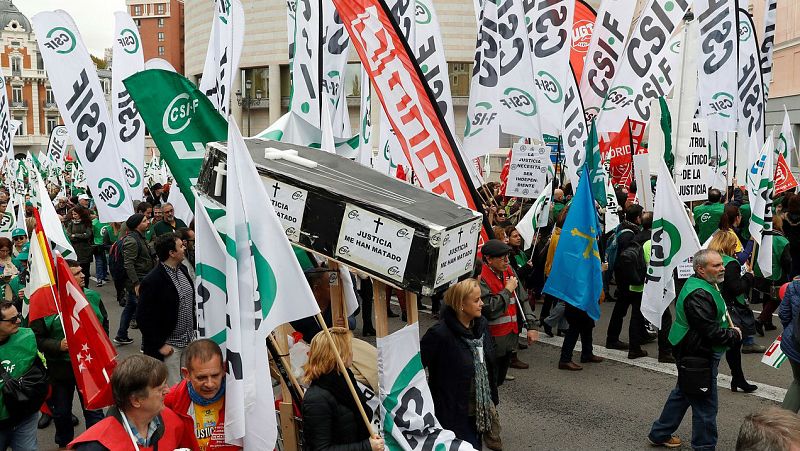 Miles de funcionarios de Justicia secundan huelga contra traslados forzosos