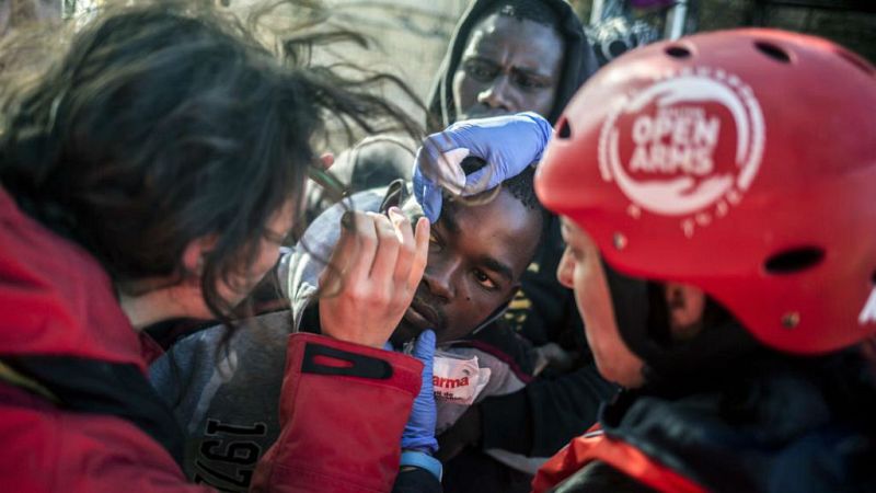 Boletines RNE - Los médicos de la ONG Open Arms atienden a los migrantes del barco Nuestra Madre de Loreto