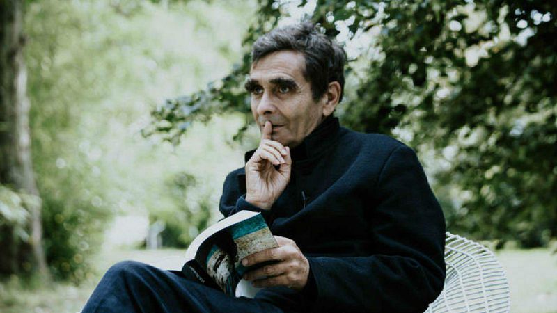 Las Mañanas de RNE con Alfredo Menéndez - 'Una mujer bien vestida crea una vibración poética' - Escuchar ahora