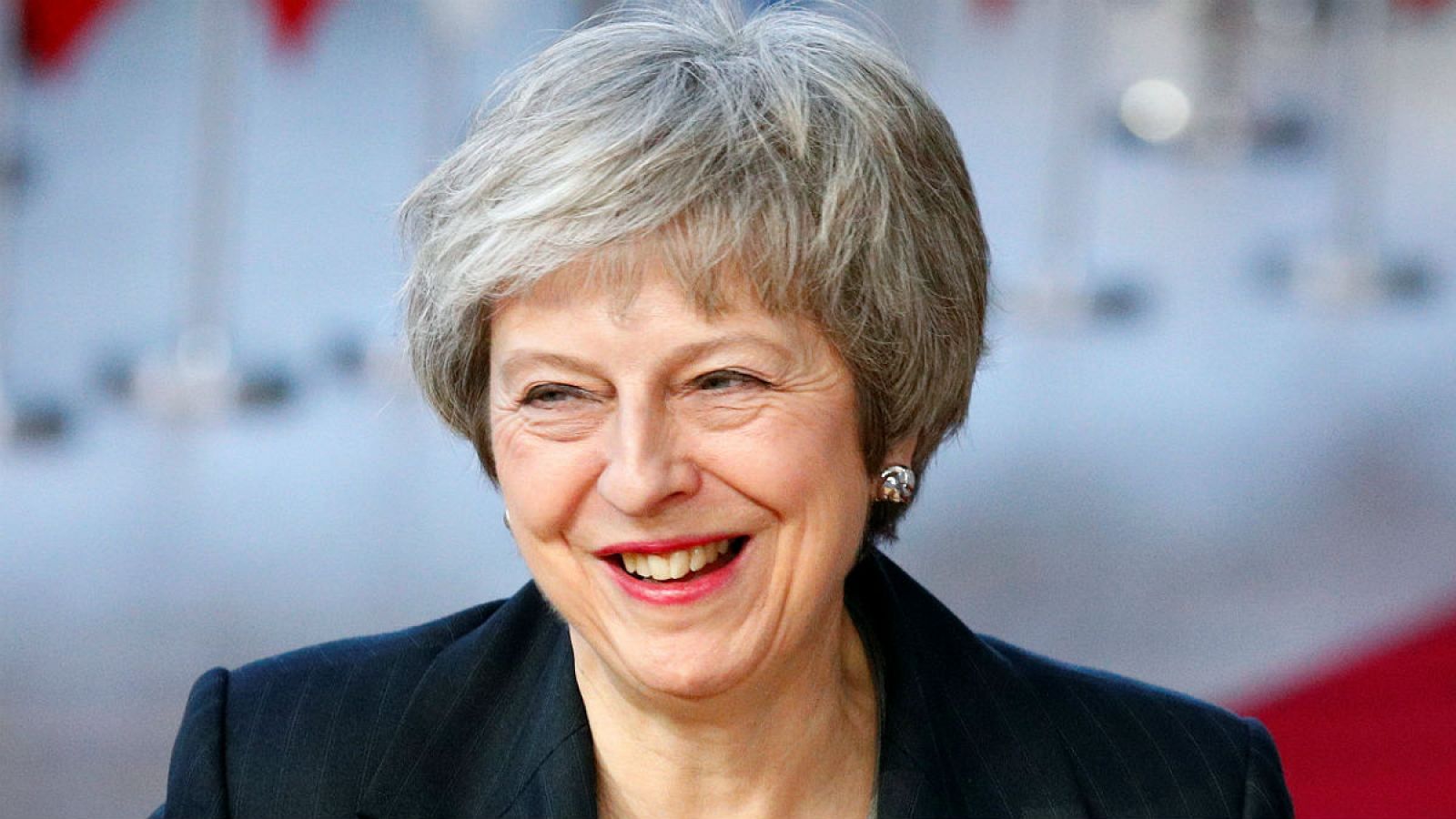 14 horas - Theresa May retrasa la votación del 'Brexit' para presionar a los Comunes - Escuchar ahora