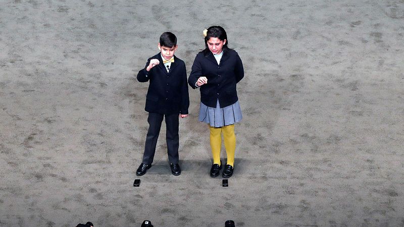 Lotería de Navidad: La peluquera que ha vendido el segundo de los quintos: "Hoy no peinamos a nadie" -