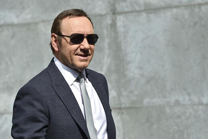 14 horas - Kevin Spacey comparece ante el tribunal por cargos de agresión sexual - escuchar ahora