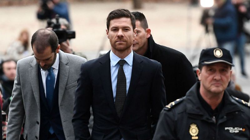 Boletines RNE - El juicio a Xabi Alonso, que se arriesga a una condena de cinco años, ha quedado suspendido