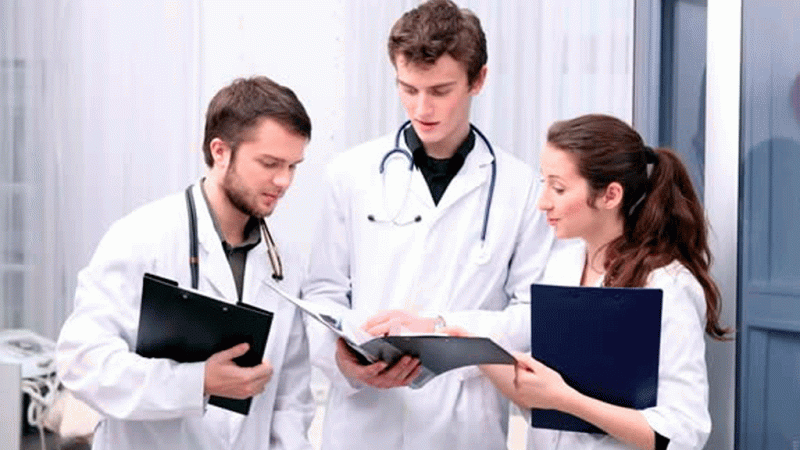 Las mañanas de RNE con Íñigo Alfonso - Exceso de plazas en las facultades de medicina: "Tendremos médicos formados sin poder acceder al MIR" - Escuchar ahora