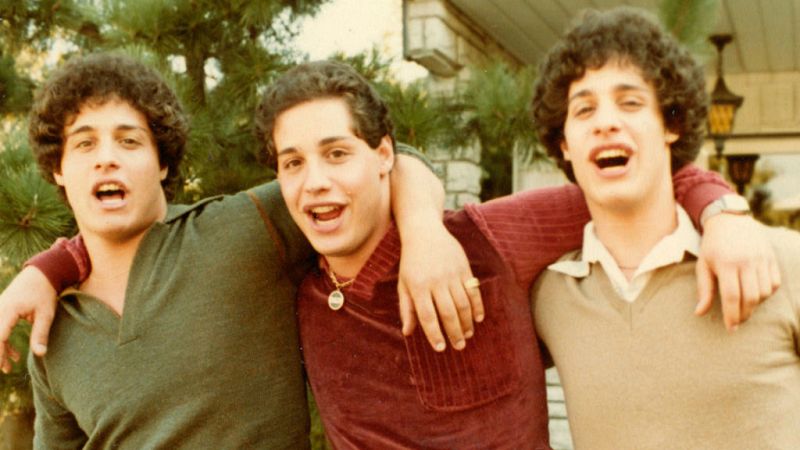 14 horas - "Tres extraños idénticos", la siniestra historia del experimento de unos trillizos - escuchar ahora