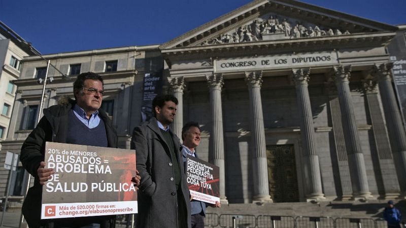 Boletines RNE - Víctimas de abusos sexuales protestan ante el Congreso - Escuchar ahora