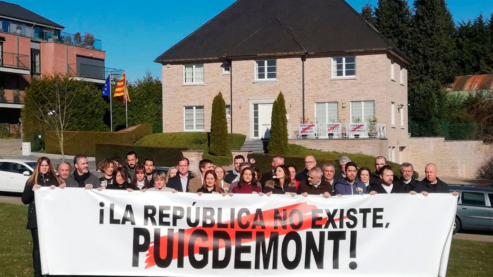 Arrimadas despliega una pancarta frente a la casa de Puigdemont en Waterloo con el mensaje "La república no existe" | Escuchar