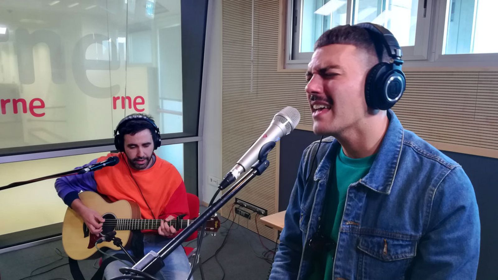 Las mañanas de RNE con Alfredo Menéndez - Así suena en acústico lo nuevo de Miss Caffeina - Escuchar ahora