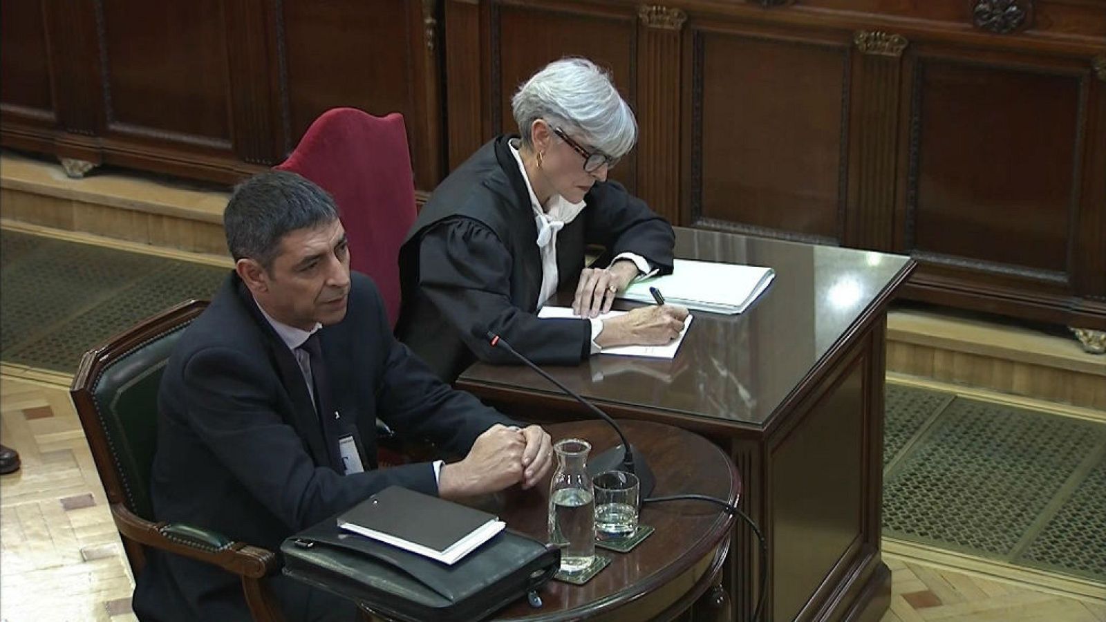 Boletines RNE - Juicio del 'procés' | Trapero: "Hagan el trabajo que tengan que hacer. Ésa fue la respuesta de Puigdemont" - escuchar ahora