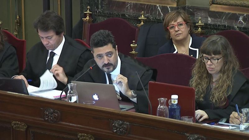 Boletines RNE - Juicio del 'procés': Un guardia civil apunta que el exGovern buscó 11.000 millones en China para financiar la república independentista- Escuchar ahora