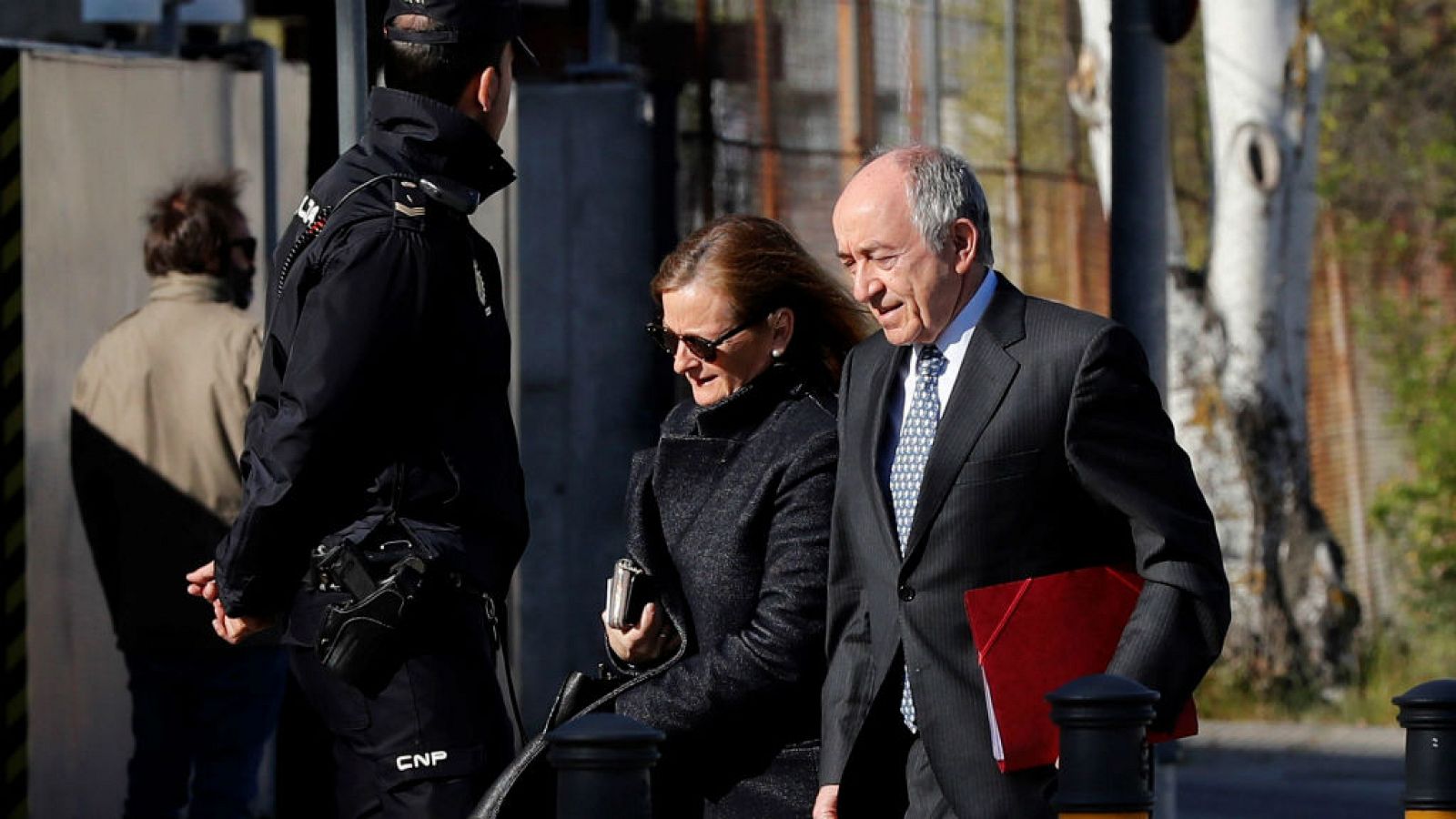 14 horas - Fernández Ordóñez defiende la legalidad de la salida a bolsa de Bankia - Escuchar ahora