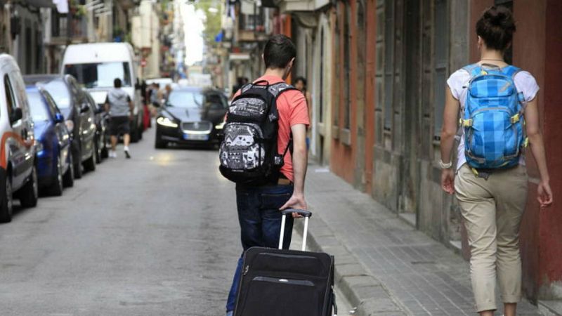 Madrid Informativos - Madrid aprueba la normativa que limitará los pisos turísticos en la capital - escuchar ahora