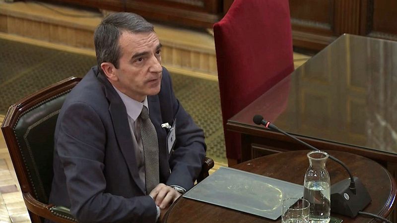 Boletines RNE - El comisario Molinero ratifica que Puigdemont estaba dispuesto a declarar la DUI - Escuchar ahora