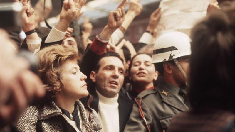 En algún lugar del tiempo -  La Revolución de los Claveles - Escuchar ahora