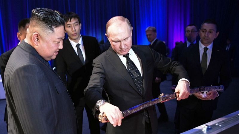 14 horas - Putin y Kim Jong-un estrechan sus relaciones con una primera cumbre para la desnuclearización de Corea