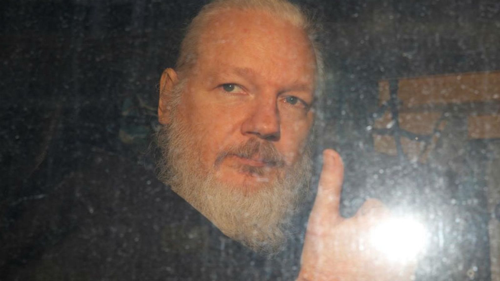 Suecia reabre la investigación contra Assange por violación - Noticias RNE | Escuchar