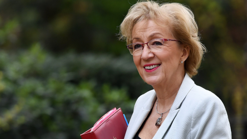 Dimite un miembro del gobierno de Theresa May - escuchar ahora