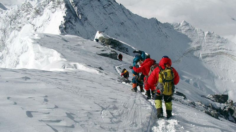 14 horas - Atasco en el Everest y cinco muertos  - escuchar ahora