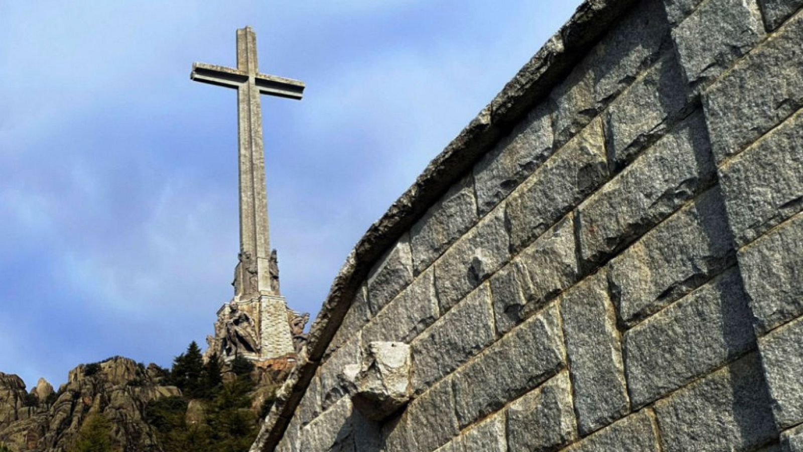 Boletines RNE - El Supremo suspende la exhumación de Franco de forma cautelar - escuchar ahora