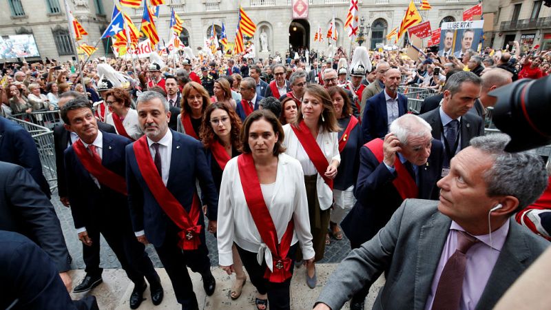 14 horas fin de semana - Primera fricción en el ayuntamiento de Barcelona por el lazo amarillo
