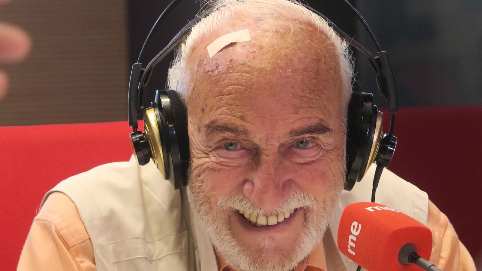 No es un día cualquiera - Héctor Alterio - Escuchar ahora