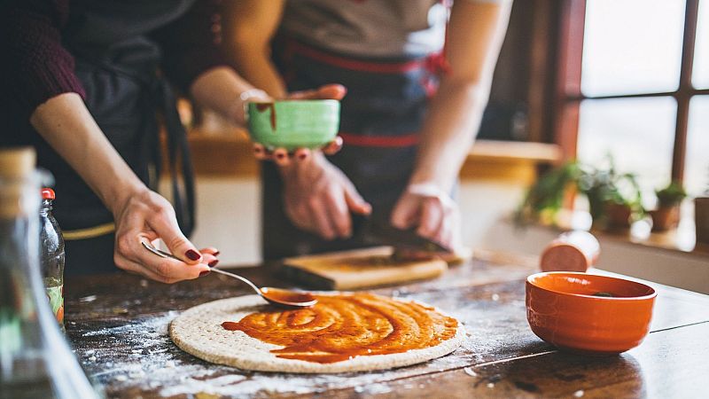 Comer y cantar - Preparamos auténticas pizzas caseras - 21/06/09 - Comer y cantar | Escuchar
